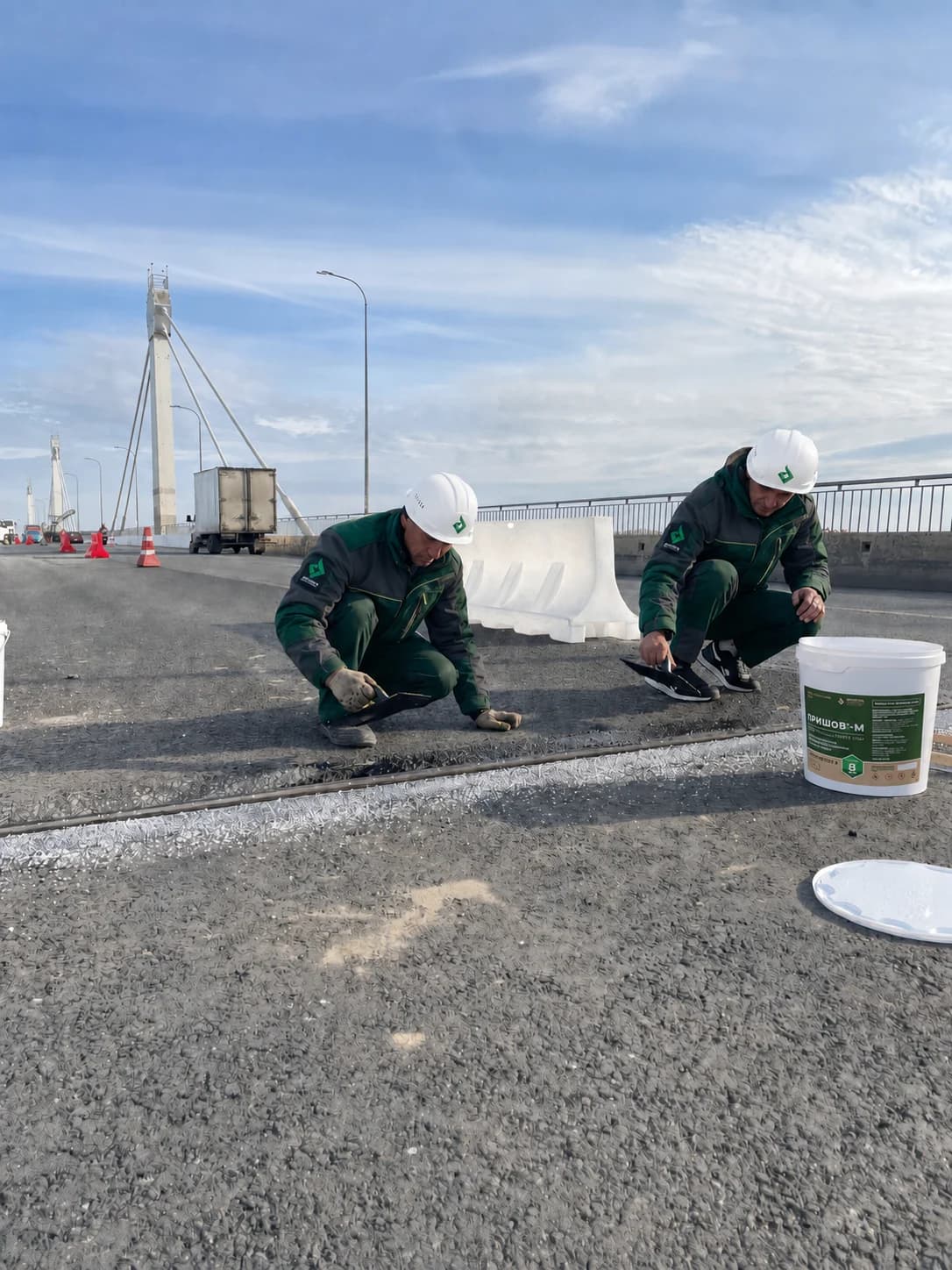 Специалисты Эпокс выполняют работы на мостовом покрытии